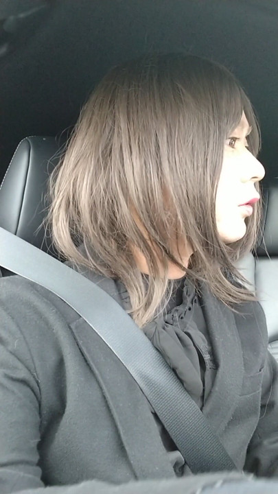 En crossdresser-drenge iført gothic havde sorte hele kropstrømpebukser som inderlag og kørte og onanerede i bilen | Klip 1