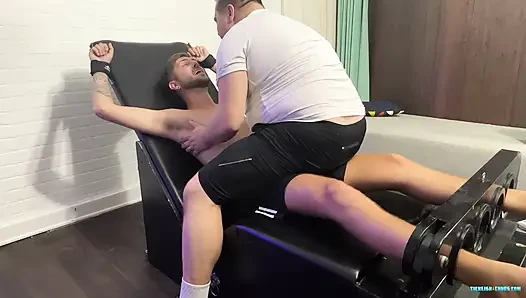 Dimitri gıdıklanıyor ve mastürbasyon yapıyor
