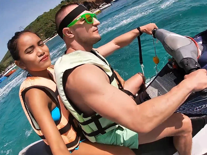 Jetski делает минет на публике со своей настоящей азиатской юной подругой