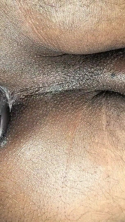 Глубокая мастурбация большого батплага крупным планом, индийское коричневое тугое розовое очко | Клип 2