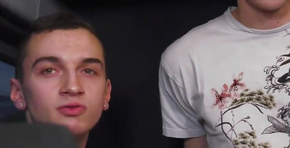 2731 Gangbang avec Français garçon dans le bus sur la route Paris