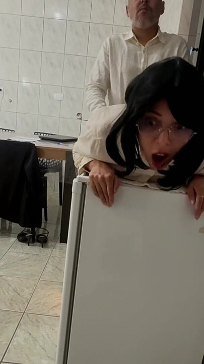 Uma executiva de alta potência recebe sua bunda e buceta fodida durante uma reunião de trabalho. | Clipe 2