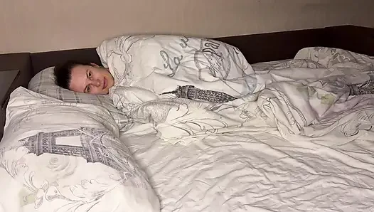 Wir gingen ins bett, sie flüsterte mich an, um sie zu ficken und mich zu küssen.