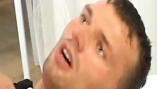 Brünette deutsche MILF mit dickem arsch bekommt doppelpenetration im Retro-fMM-dreier