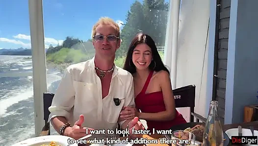 Pasangan swingers bertemu untuk bertukar istri dan melakukan seks yang penuh gairah di sofa yang sama