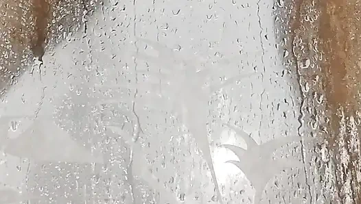 А если ты сопровождаешь меня принимать хороший душ, то твоих рук не хватает