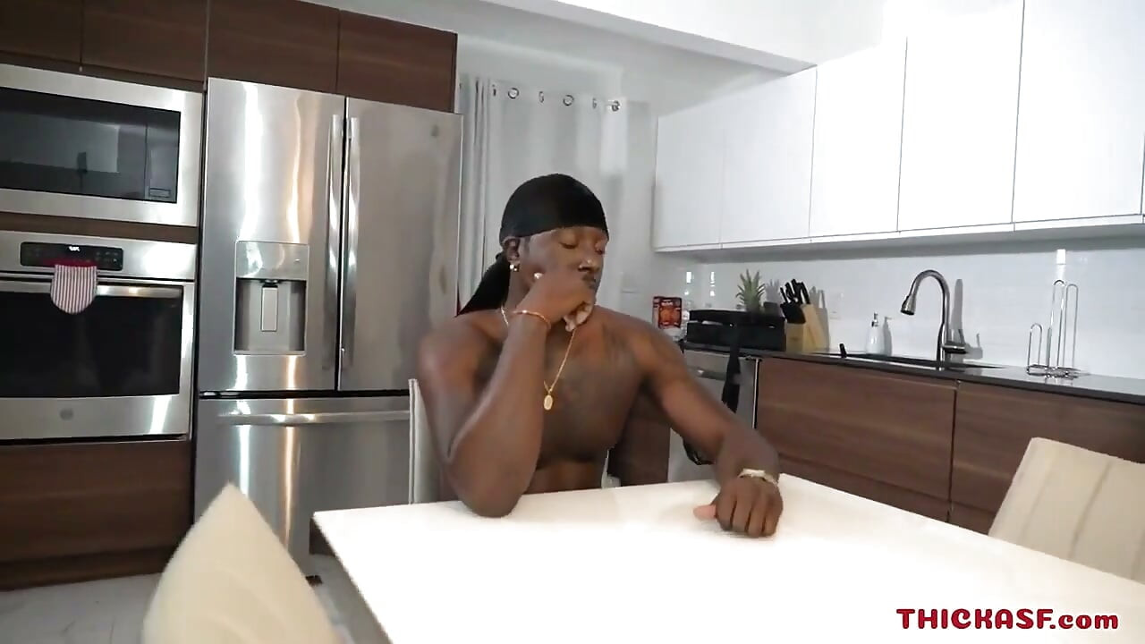 豐滿拉丁美女在廚房桌上回饋男人她的蜜穴