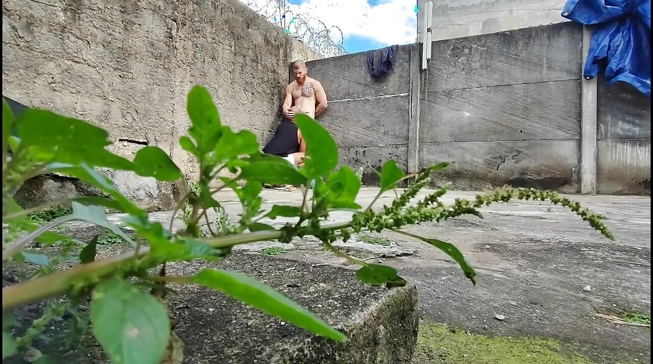 Камера в лісі знімає двох гетеросексуалів, які трахаються