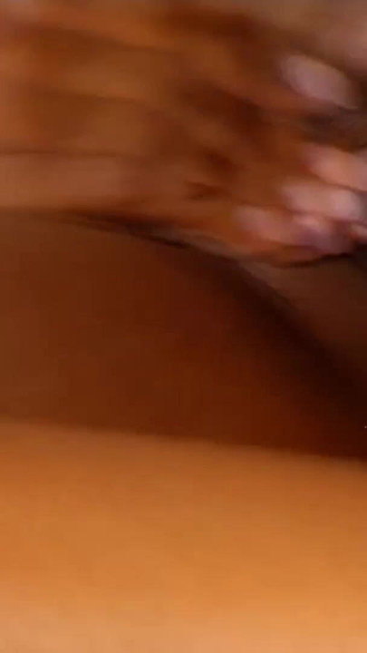 Moment spectaculaire de « La plus belle chatte noire se fait humider après avoir vu cette bite ! »