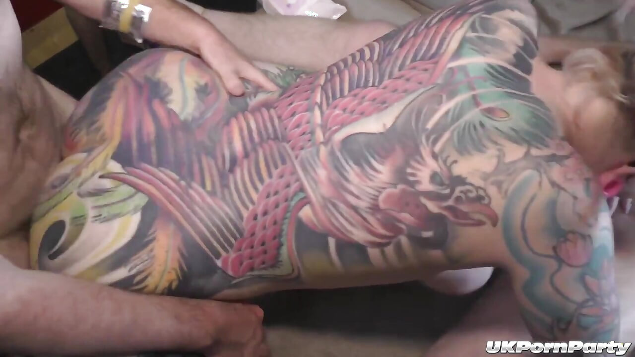 एनल हैलोवीन चार कामुक रंडी कैम2 के साथ सामूहिक चुदाई पार्टी