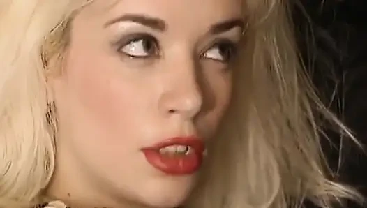 Perfekte deutsche dame mit kleinen titten fickt gerne