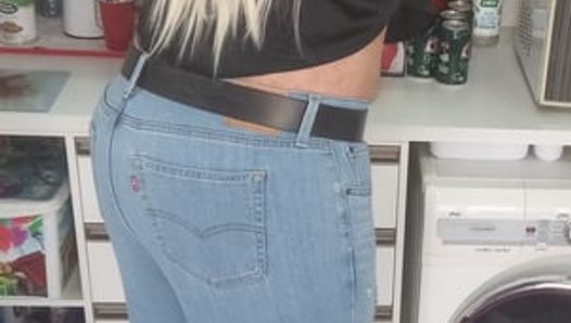 Моя сексуальная задница в джинсах и бикини