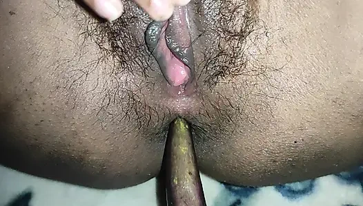 Heißes assamesisches mädchen masterbet mit den fingern und benutzt brinjal zum ficken
