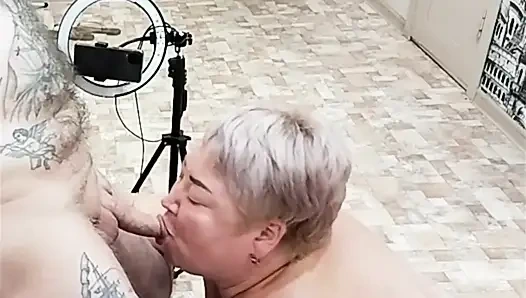 Милфа потерялась при карточках и делает мне минет