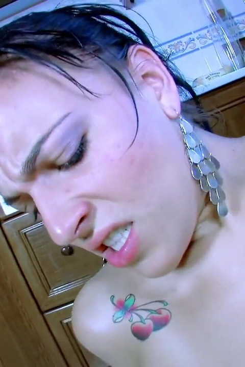 Jordanne Kali 在廚房裡幹 Phil Hollyday