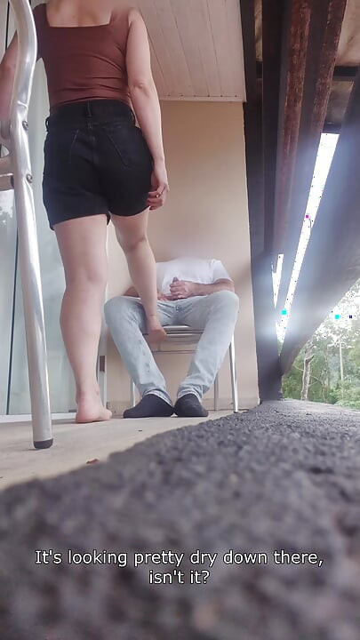 震驚的繼母抓到繼子在陽台上打手槍，但幫他完成