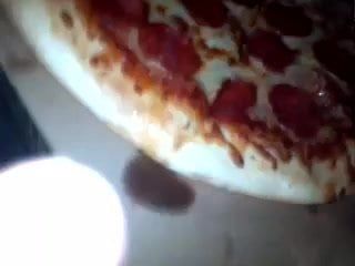 Massiver Cumshot auf Pizza-Sperma der jungen Ehefrau auf ihrer ganzen Hälfte