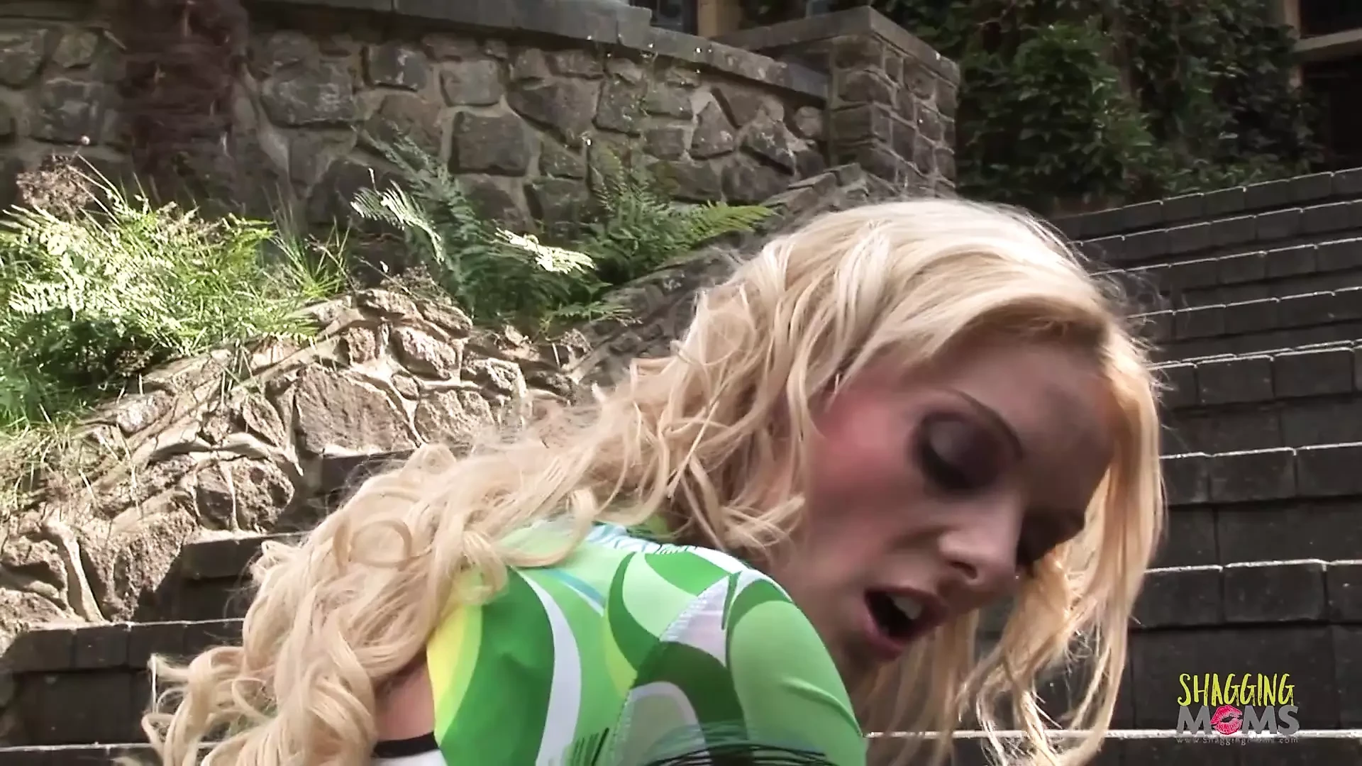 Hem op de trap zien liggen geeft de milf een idee.