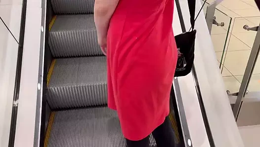 Risky sex in a public men's toilet with a cute blonde girl. She squirted all over the floor and we almost got caught.