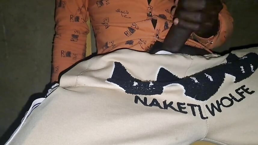 Veliki crni kurac napunjen snagom bazuke