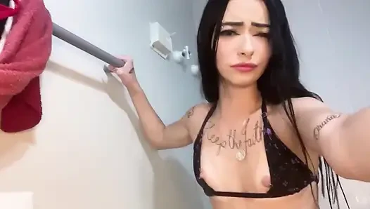 Zayıf Kız Vajinasına Büyük Oyuncak Penis Sokan