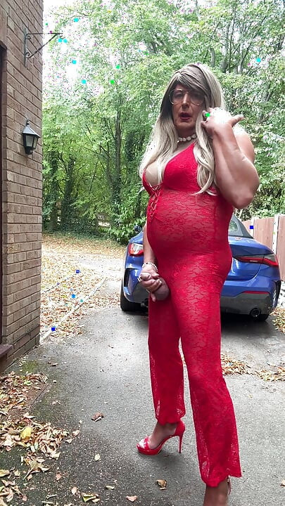 Seksi transvestit kellycd2022 u seksi crvenom kombinezonu i štiklama