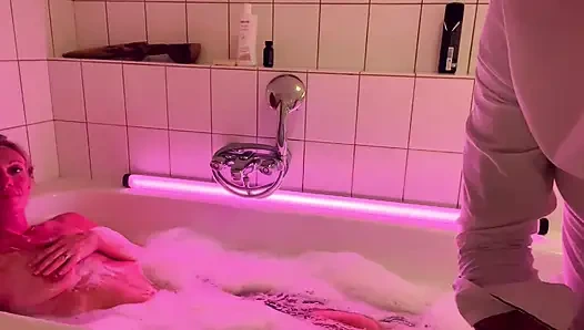 Sarışın orta yaşlı seksi kadın, ateşli latin ve yaşlı adamla üçlü yumruk sokma