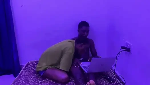 En Iyi Arkadaşımla Oynamaktan Beni Sert Sikiyor