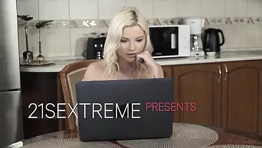 21 Sextreme - горячая бабушка трахается с 18-летней сексуальной лесбиянкой Zazie Skymm