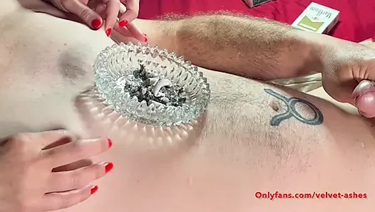 Velvet-ash gibt ihrem papi einen rauchenden nippelgasmus