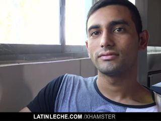 Schüchterner lateinischer gerader Typ ohne Gummi vor der Kamera für Geld