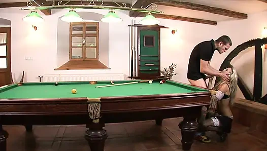 Ateşli hizmetçi büyük yarağı götüne alıyor