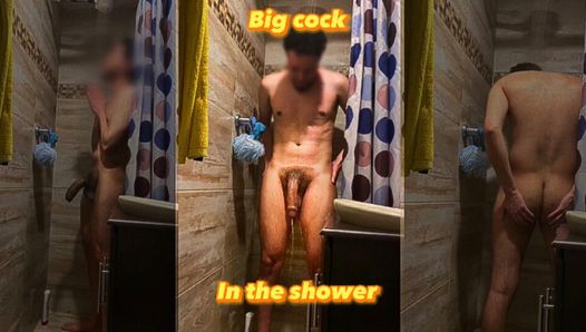 Junger Mann zeigt seinen hängenden Schwanz in der Dusche