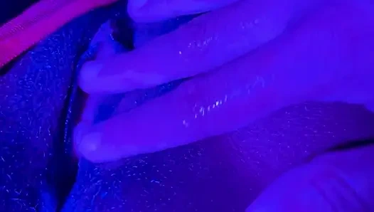 Zenci tanrıça sızdırıyor: neon tanga ve dildo fışkırtıyor