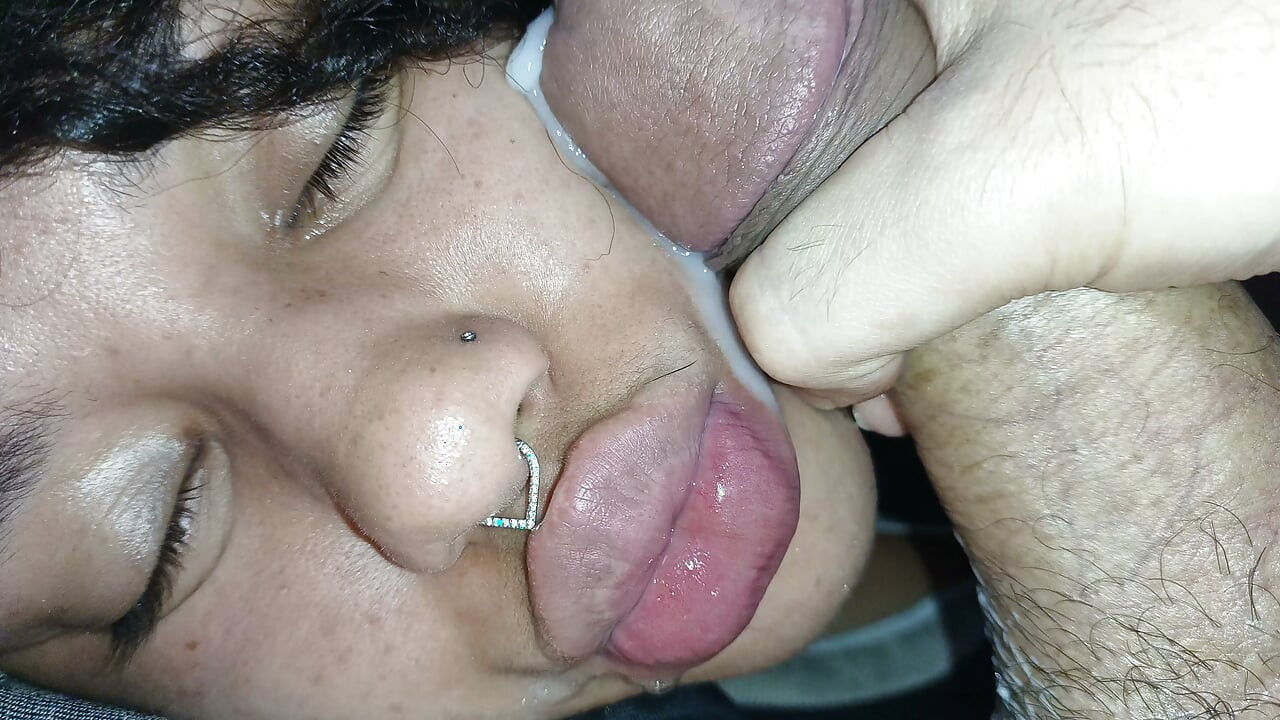 Hermoso en primer plano de una preñada en la cara y los labios de una zorra.
