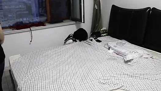 Черные носки и босые ступни против белых носков на лодыжке, наряду с кляпом и веревочные удерживающие устройства.