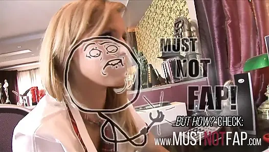 Genç üniversiteli kız ateşli sarışın Candy öğretmeninin büyük yarağının en sert hayalini kuruyor