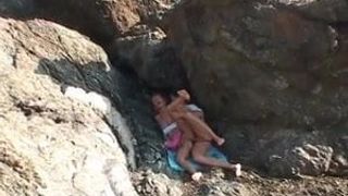 Sesso anale sulla spiaggia per una coppia amatoriale francese