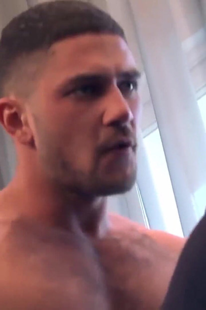 MENATPLAY - Dato Foland berotot memancut mani di dalam mulut Carter Dane