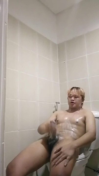 Philippino Twink with Hugh Cock Live Bathroom Masturbation