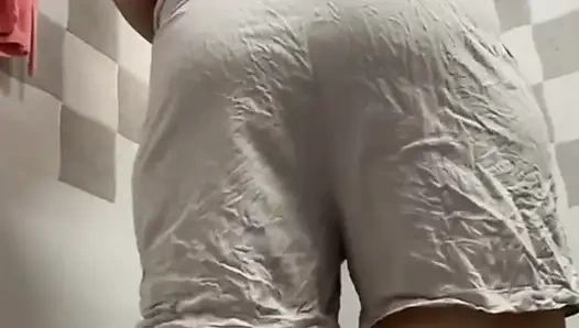 Индийская мама делает стриптиз в душе