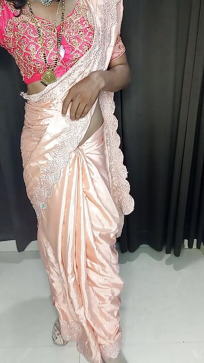 Η μητριά φαίνεται τόσο καυτή αυτό το μέγεθος Saree και κώλου