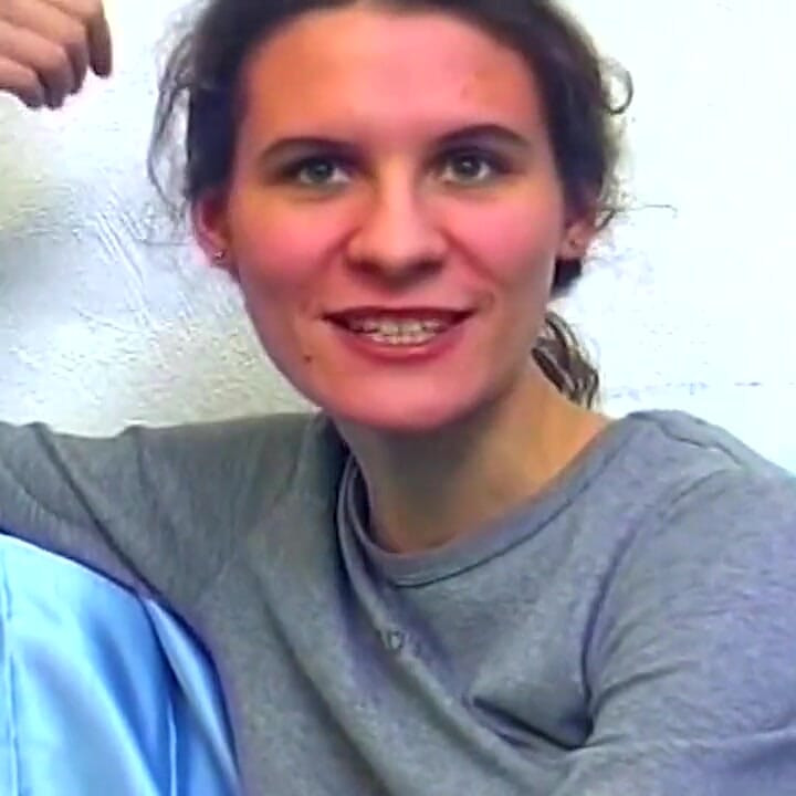 Morena seductora se desnuda y se mete los dedos en su coño goteando salvajemente