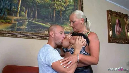 Une mamie pulpeuse séduite pour une baise anale par un jeune mec à grosse bite