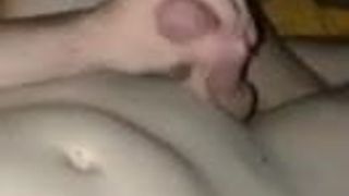 Jovens twinks compartilham seu orgasmo