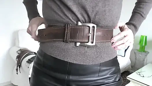 Gürtelarmung im Wohnzimmer, Teil 2, lady Victoria Valente