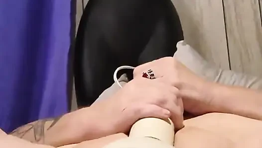 Чудовищный вибратор лечит ее киску, она бьет