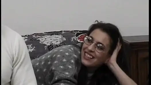 Gözlüklü esmer retro sert sikişte sikiliyor