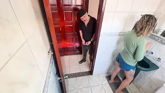 Bir akrabası banyoda üvey yeğenine sürtünerek boşalıyor.