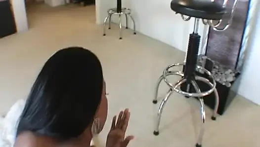 Schwarze schlampe schmeckt einen großen schwarzen schwanz, kurz bevor er sehr hart geknallt wird